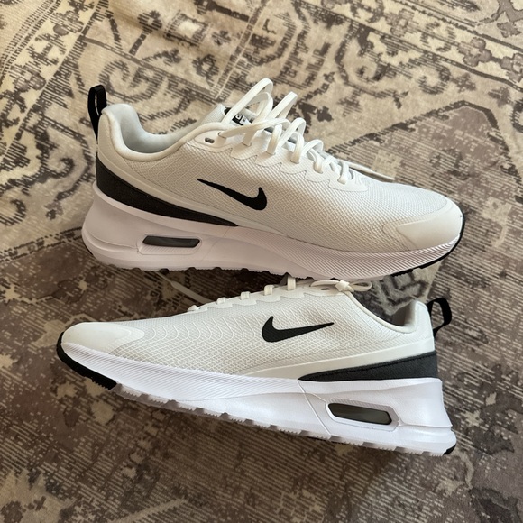 Nike White and Black air max nauxius - Picture 2 of 6